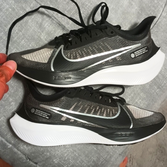 Women's Nike shoes - Picture 1 of 4